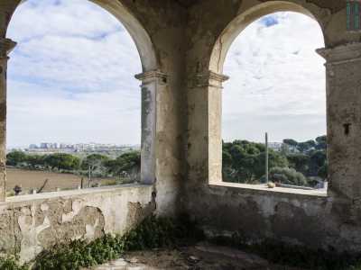 Dagli archi si intravede anche il mare, in una cornice di assoluto silenzio